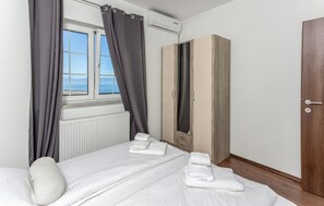 3 bedrooms, travel crib, free WiFi, bed sheets