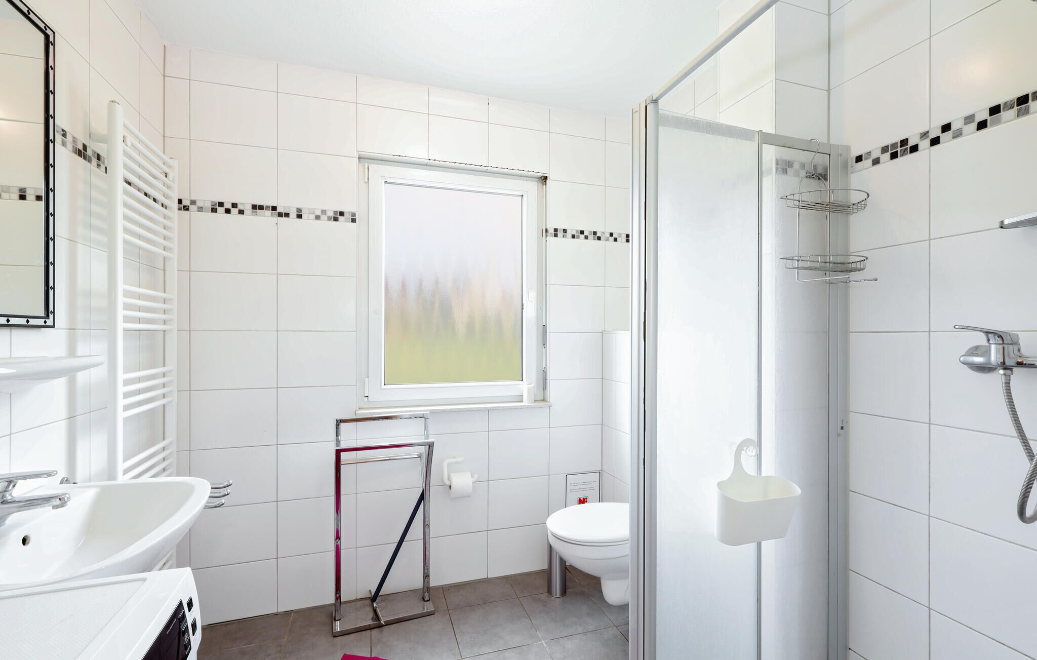 Ein modernes Badezimmer mit Dusche, Toilette und Waschbecken.