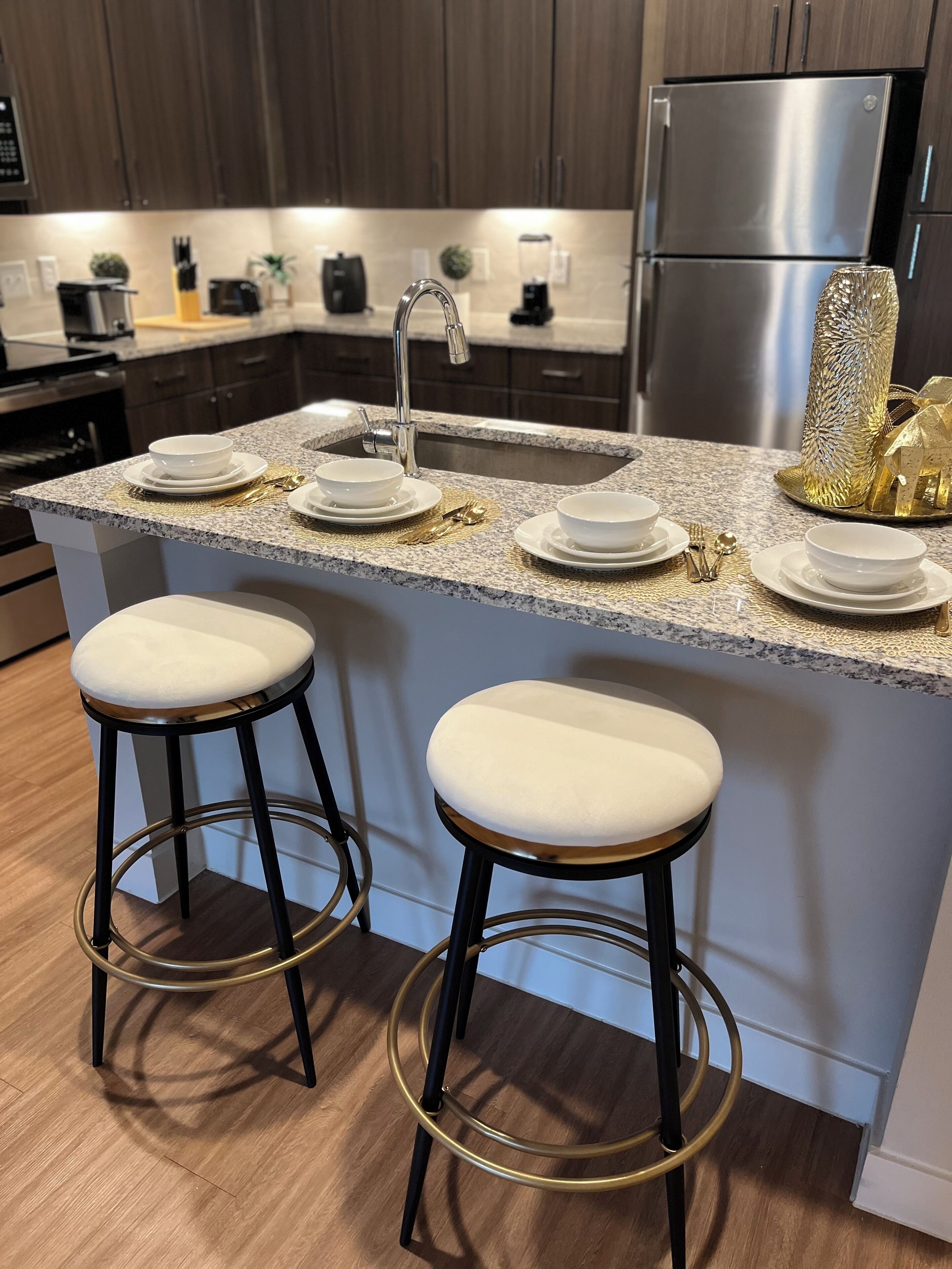 LUXURY CONDO AT THE LAKELINE ATX