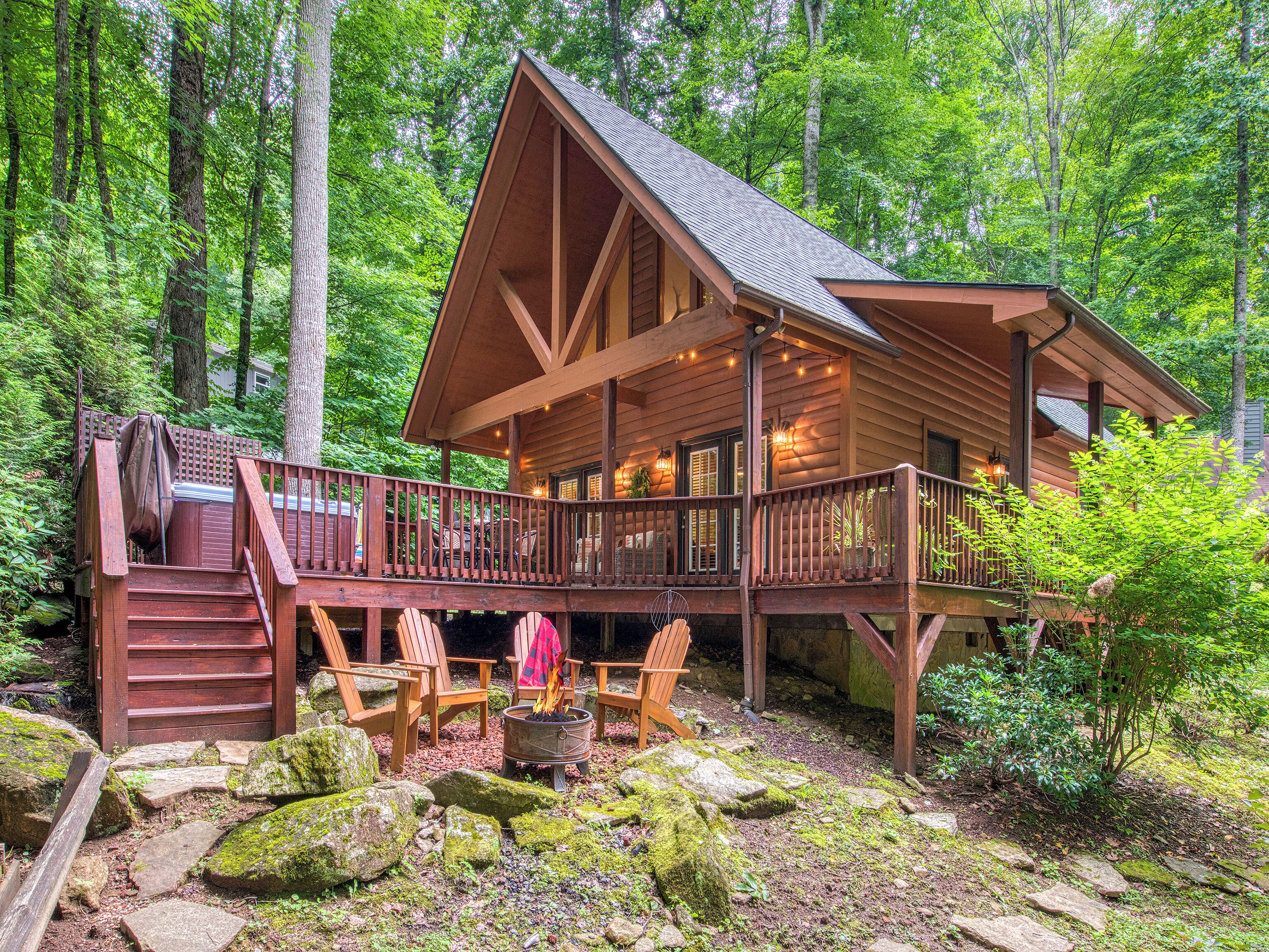 Cozy log cabin in the heart of Maggie Valley, NC close to dining & shopping!