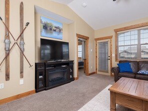 TV, fireplace