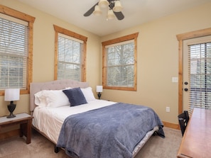 3 habitaciones, escritorio, tabla de planchar con plancha y wifi gratis 