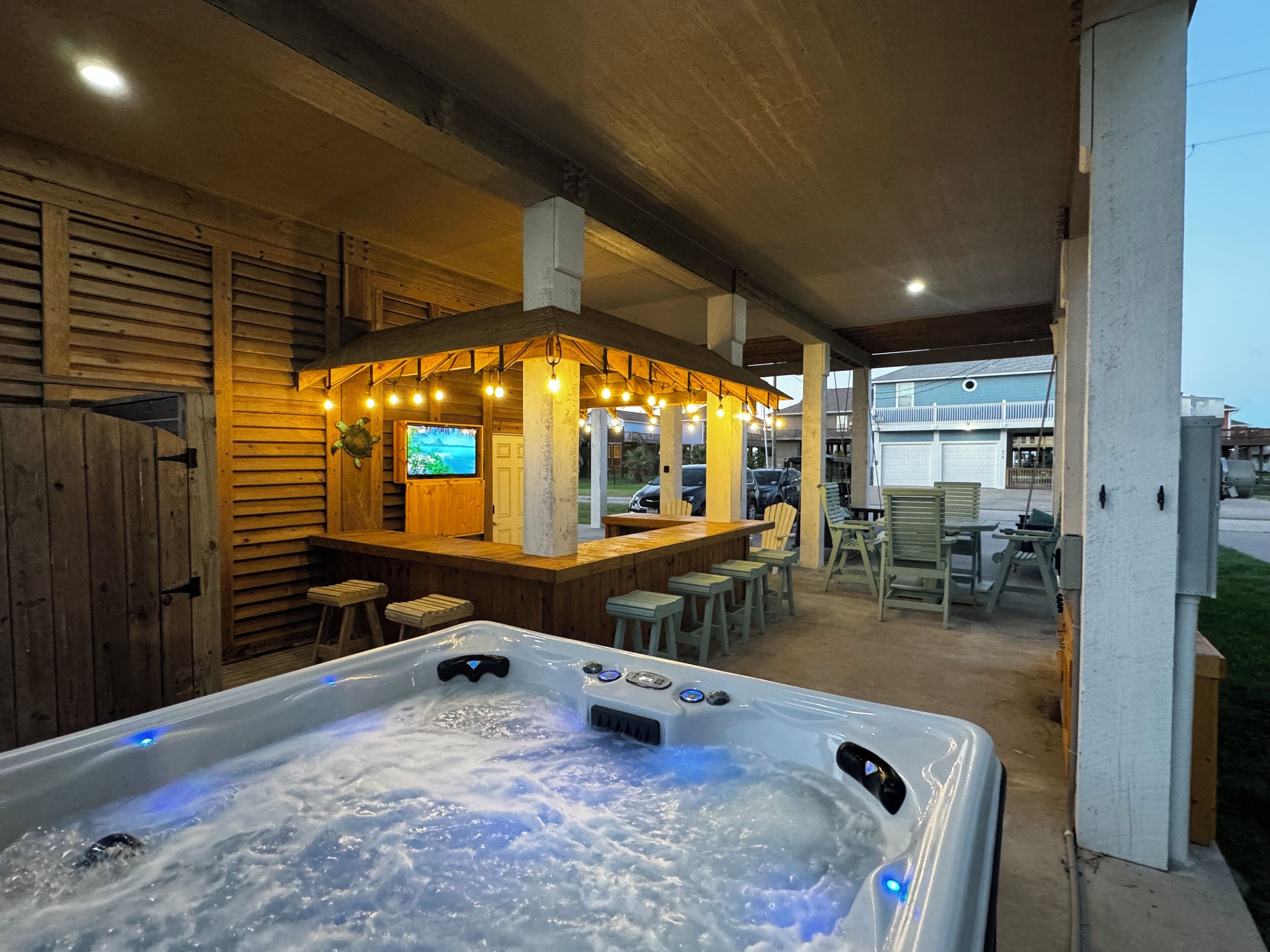4 BR Beach House, Sleeps 12, Hot Tub, Gas Grill, Tiki Bar, Family & Dog Friendly