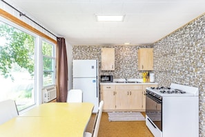 Frigorifero, microonde, forno, piano cottura