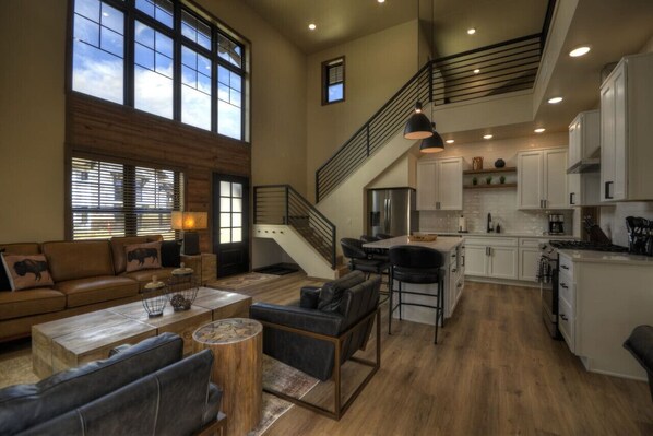 Smart TV, fireplace - Four Seasons Summit Red Lodge (Red Lodge)