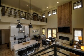 Smart TV, fireplace - Four Seasons Summit Red Lodge (Red Lodge)