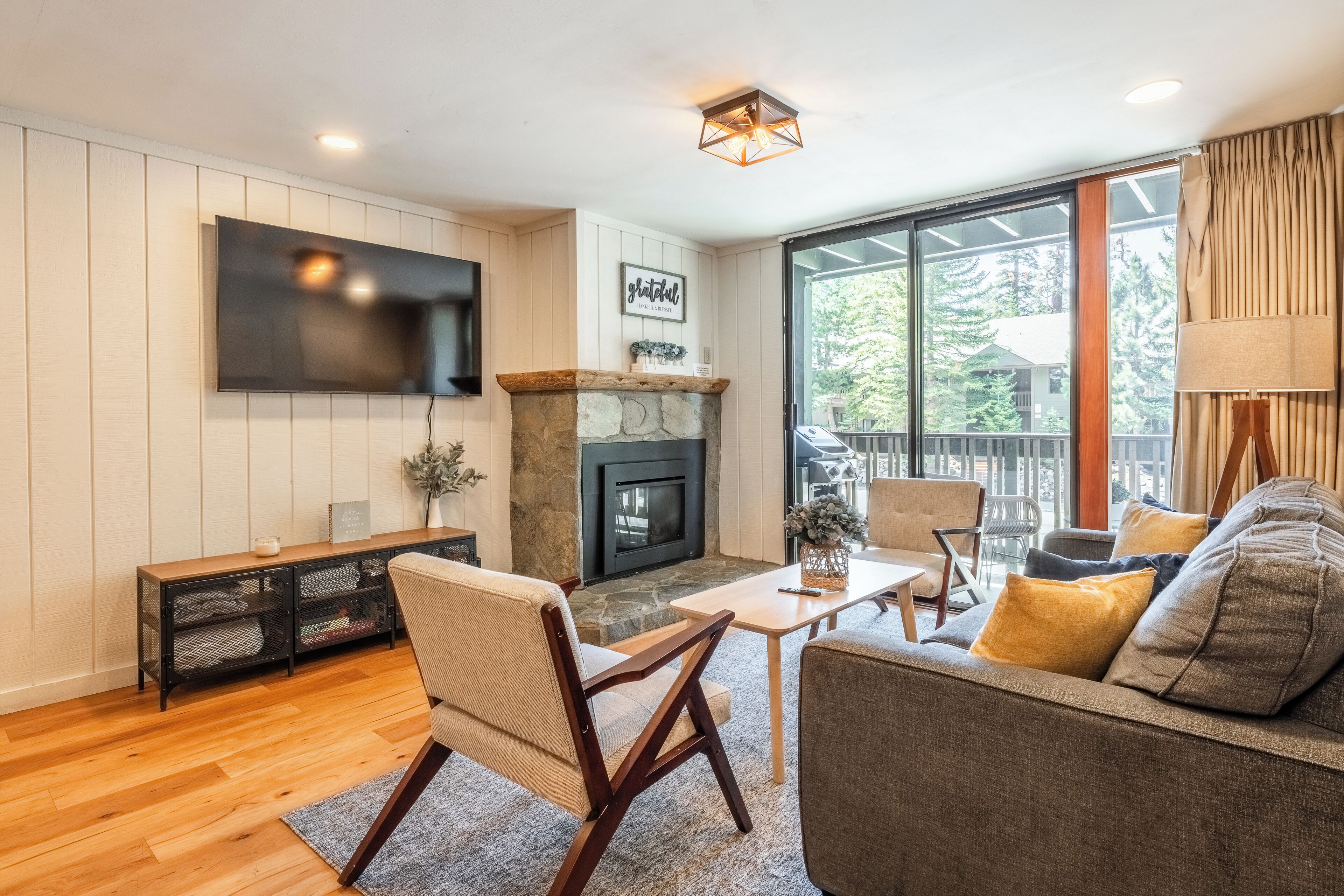 Escape to Mammoth: Crestview Corner Unit with Easy Access to Canyon & Village