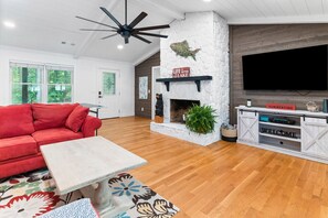 Smart TV, fireplace, ping pong - Lake Oconee Big Water Home with Private Dock (Eatonton)