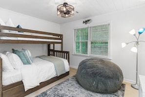 3 bedrooms, desk, iron/ironing board, travel cot - Lake Oconee|Dock|Fire Pit|Big Views|Pet Friendly (Eatonton)