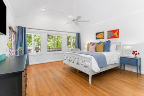 3 bedrooms, desk, iron/ironing board, travel cot - Lake Oconee Big Water Home with Private Dock (Eatonton)