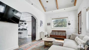 Una televisión, una chimenea, una oficina