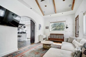 电视、壁炉、书、办公室