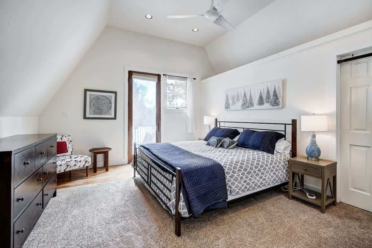 2 bedrooms, travel cot, WiFi, bed sheets