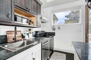 冰箱、微波炉、烤箱、炉灶