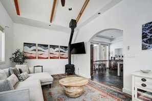 Fernseher, Kamin, Arbeitsbereiche