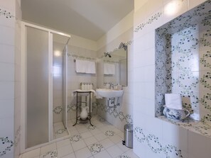 Doccia, asciugacapelli, bidet, asciugamani