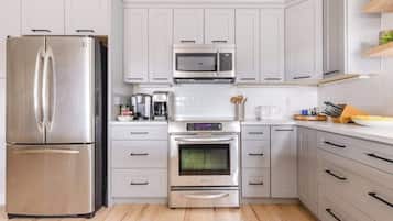 Fridge, microwave, stovetop, dishwasher