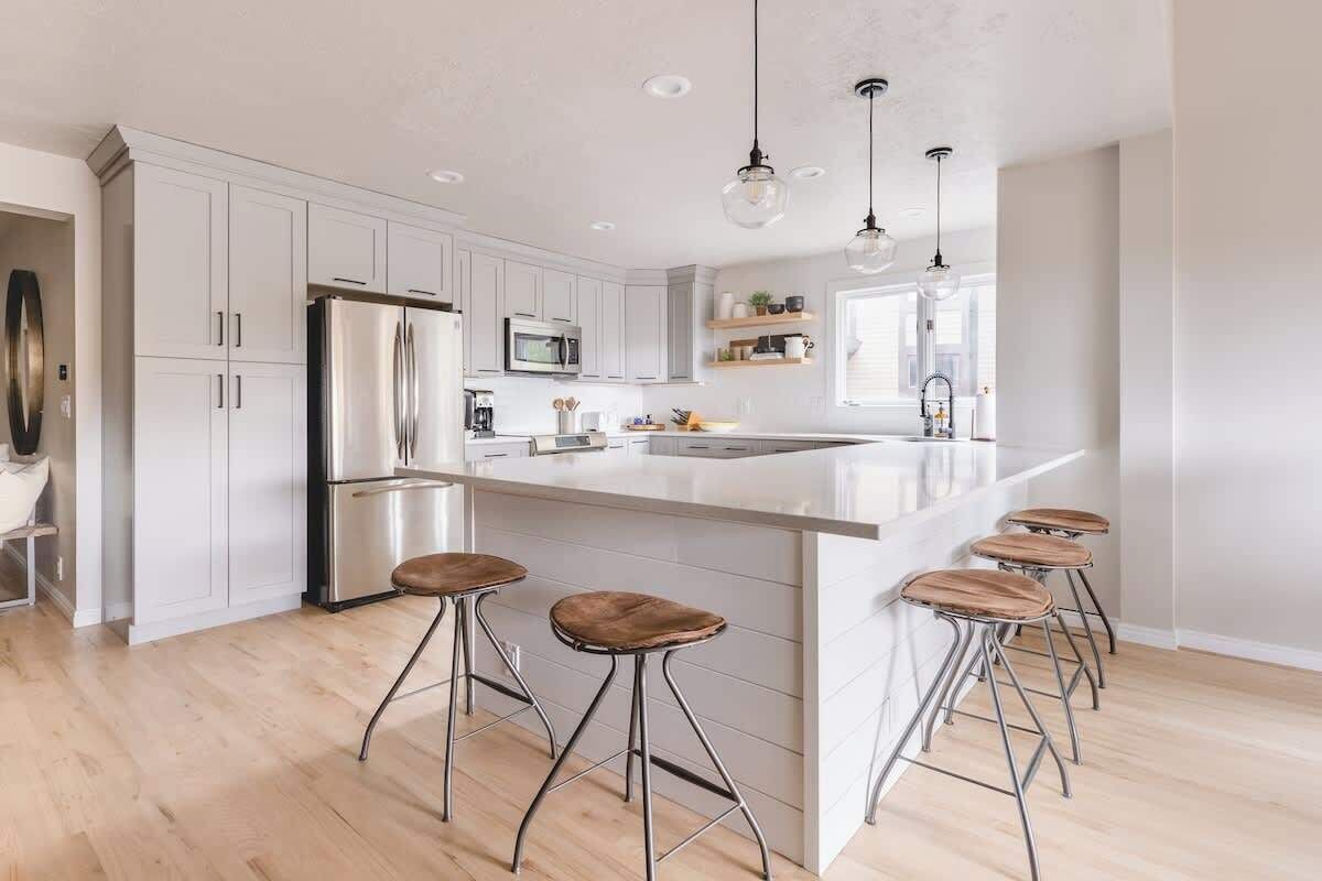 Kühlschrank, Mikrowelle, Herdplatte, Geschirrspüler