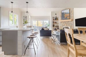 Télévision, cheminée, espaces bureaux