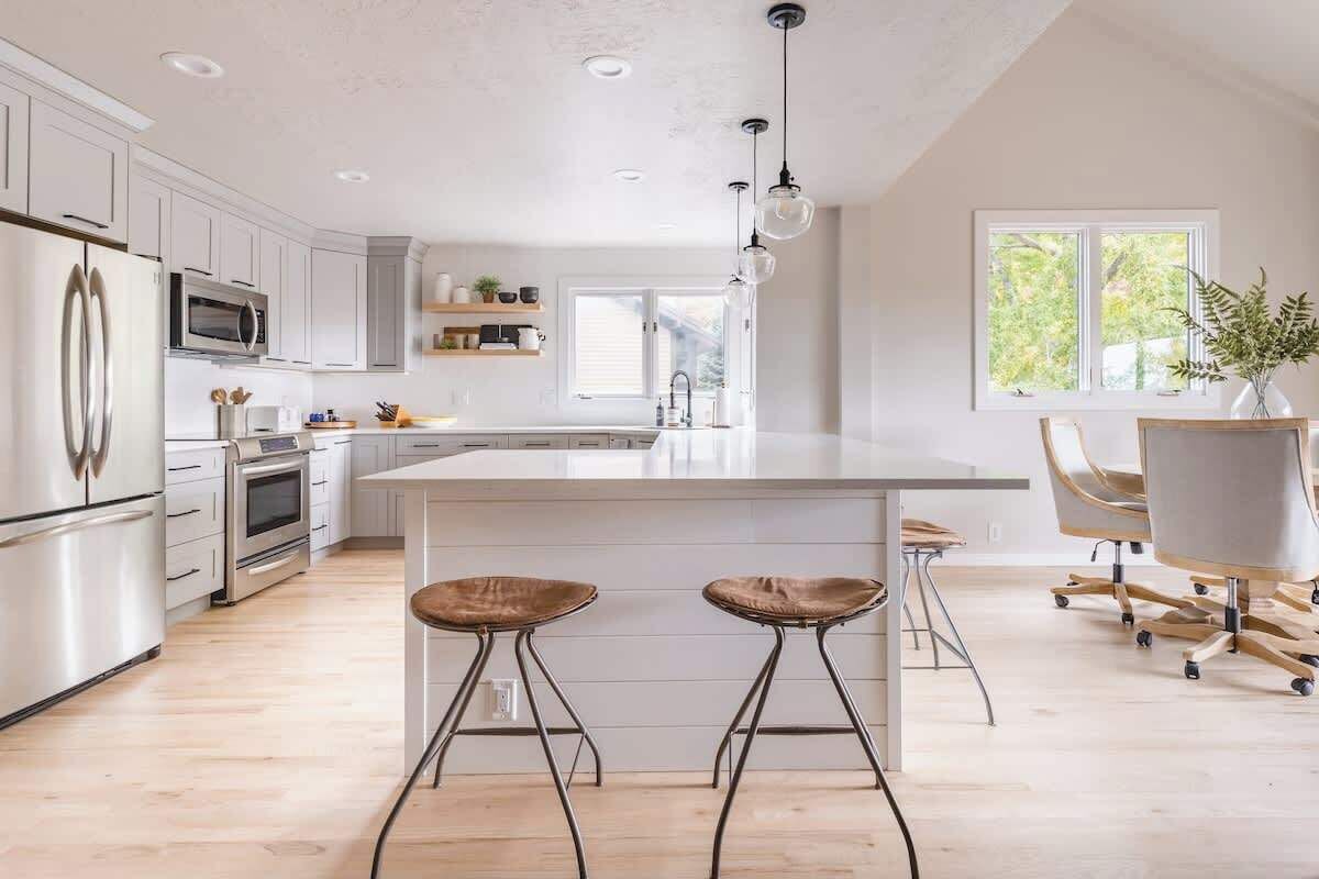 Een koelkast, een magnetron, een kookplaat, een vaatwasser