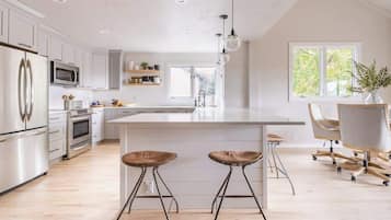 Kühlschrank, Mikrowelle, Herdplatte, Geschirrspüler