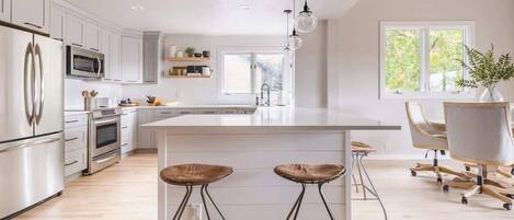 Fridge, microwave, stovetop, dishwasher