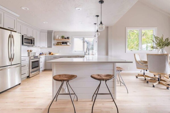 Fridge, microwave, stovetop, dishwasher