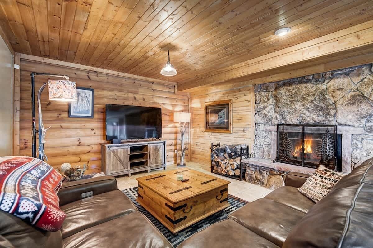 Fernseher, Kamin, Arbeitsbereiche