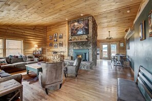 Televisie, een open haard en een kantoor