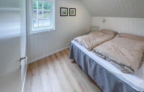 4 عدّة غرف نوم وسرير سفر وملاءات أسرّة