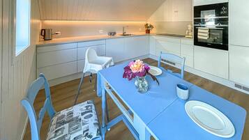 ثلاجة، فرن، موقد طهي مسطح، غسالة أطباق