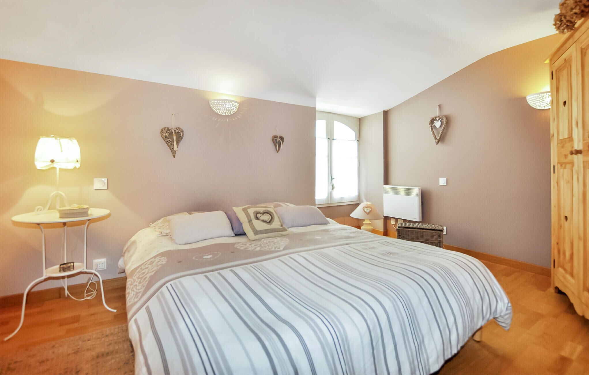 2 habitaciones, cuna de viaje y ropa de cama 