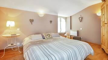 2 habitaciones, cuna de viaje y ropa de cama