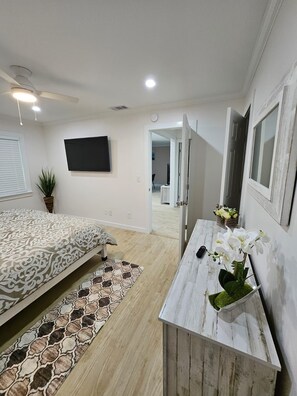 1 habitación, tabla de planchar con plancha, wifi y ropa de cama