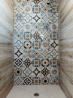 Classic Double Room, Sea View | Bathroom | Shower, hair dryer, towels, toilet paper - BnB NOTO - Charming Guest House (Avola)