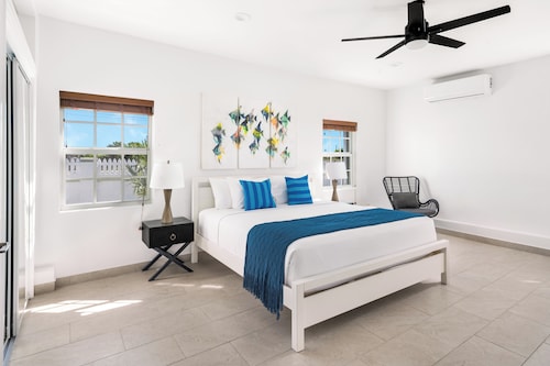 Tranquil Caribbean Retreat Awaits: Modern-Stylish 3 BDR Villa in Grand Turk!