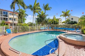 Outdoor pool - Key Largo - Hosted by Burleigh Letting (Burleigh Heads)