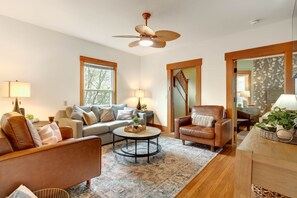 Televisor intel·ligent i llibres 