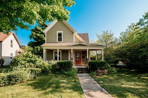 Exterior - NEW Luxe on Front Downtown (Traverse City)