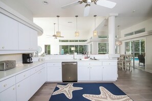 Kjøleskap, mikrobølgeovn, ovn og kokeplater