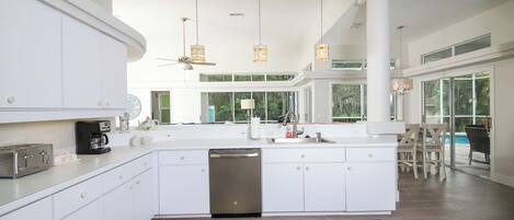 Réfrigérateur, four à micro-ondes, un four, surface de cuisson