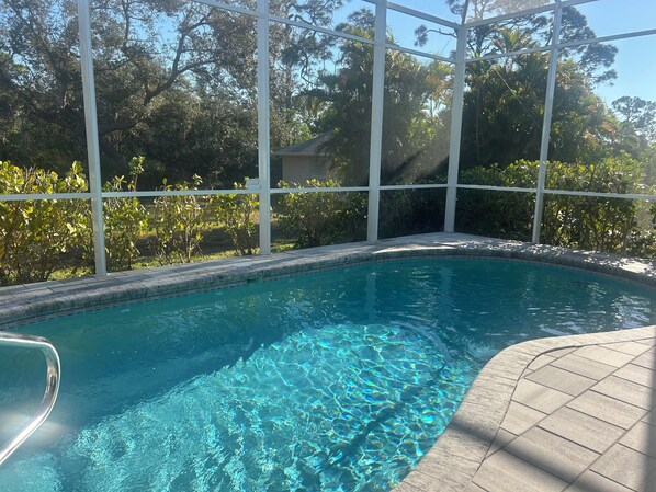 Et oppvarmet basseng