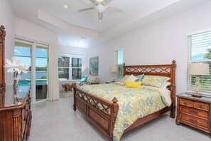 4 soverom, skrivebord, strykejern/-brett og reiseseng for barn