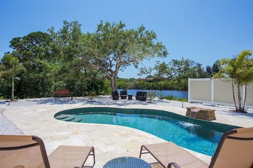 Tropical Waterfront Oasis - Super Cute Home with your own Fishing Dock