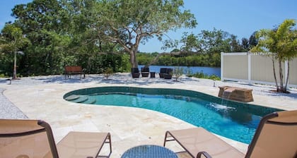 Tropical Waterfront Oasis - Super Cute Home with your own Fishing Dock