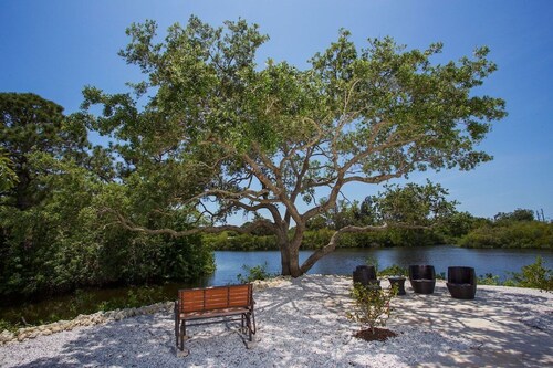 Tropical Waterfront Oasis - Super Cute Home with your own Fishing Dock