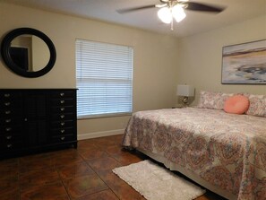 3 bedrooms, iron/ironing board, free WiFi, bed sheets - Gentle Breeze - South Venice pool home (Venice)