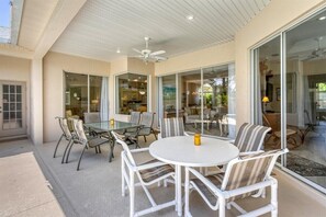 Outdoor dining - Sandy Feet Retreat - walk to Manasota Beach pool home (Englewood)