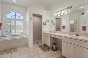 Shower, jetted bath, hair dryer, towels - Sandy Feet Retreat - walk to Manasota Beach pool home (Englewood)