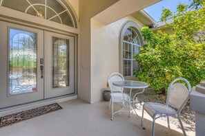 Outdoor dining - Sandy Feet Retreat - walk to Manasota Beach pool home (Englewood)